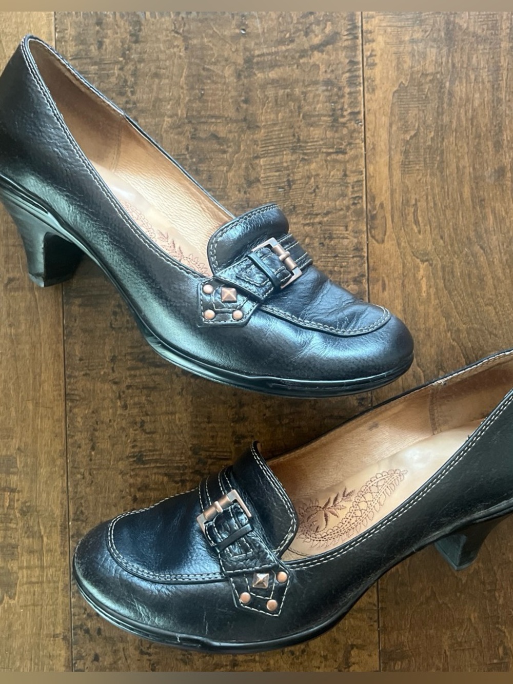 Söfft black leather low heeled loafer pumps with gold buckles and studs. Sz. 8